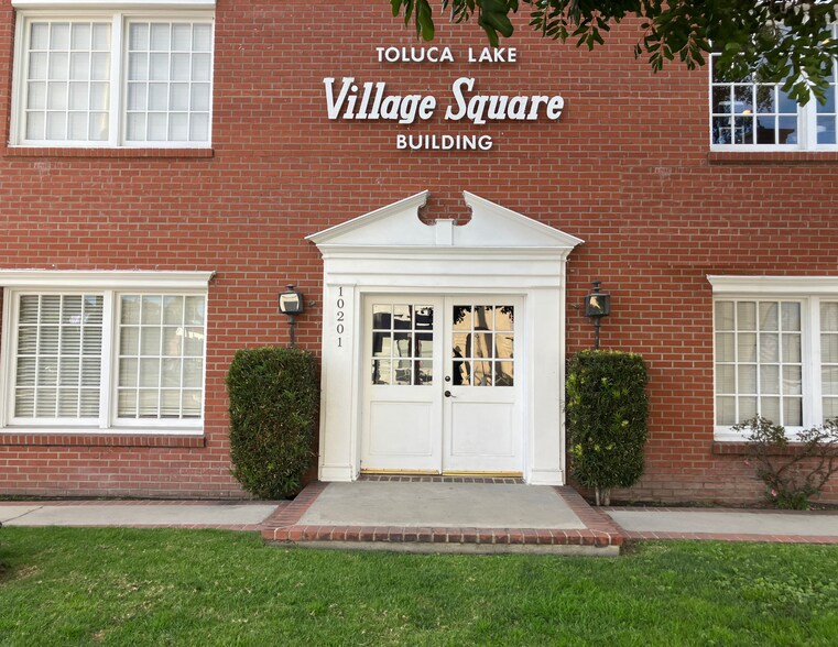 More Photos Of 10205 Riverside Dr, Toluca Lake Restaurant For Lease