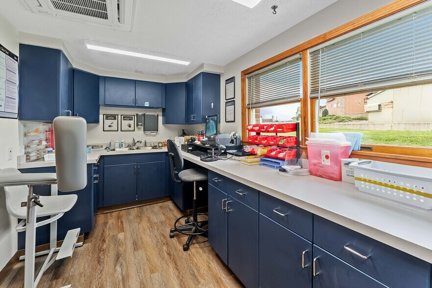 More Photos Of 725 N Pike St, Grafton Office For Sale