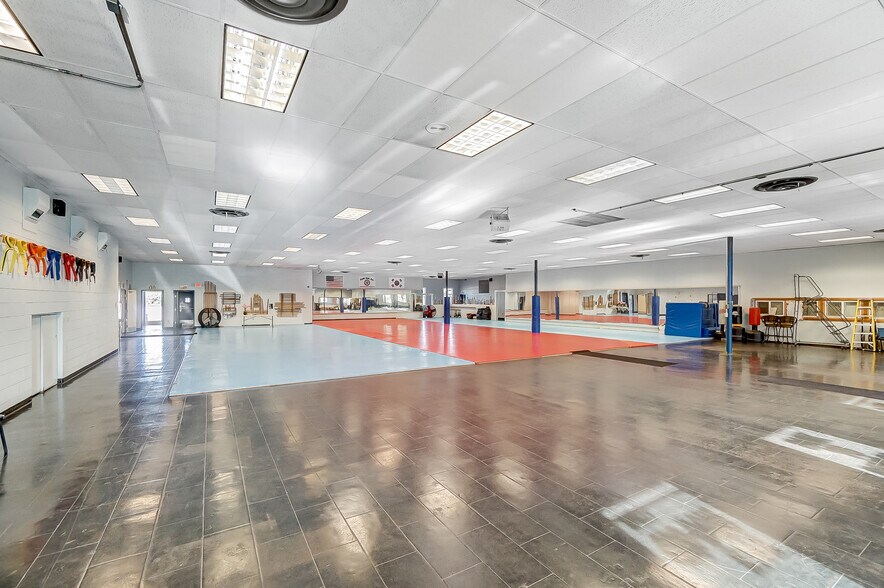 More Photos Of 20 Iron Gate Park Dr, Centerville Storefront Retail Office For Lease