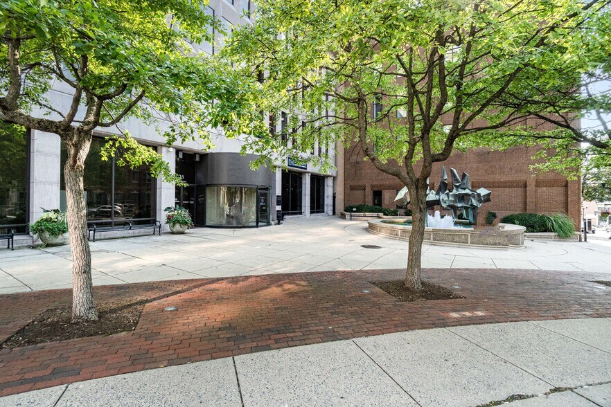 More Photos Of 28 Penn Sq, Lancaster Office For Lease