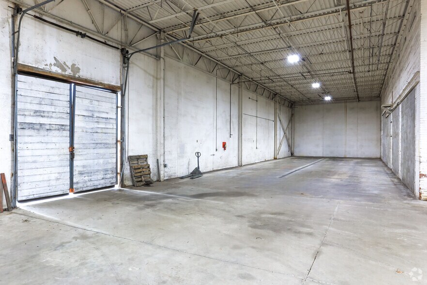 More Photos Of 300 Rogers St, Barnesville Warehouse For Lease