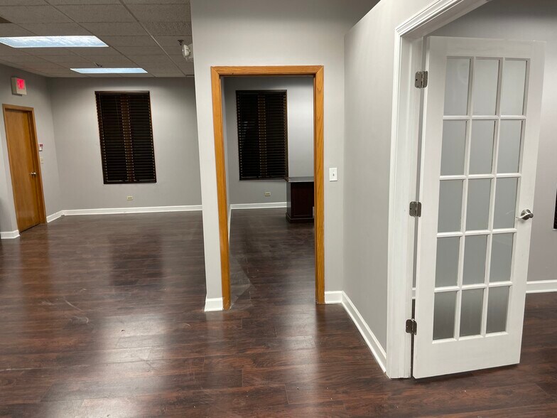 More Photos Of 1881 Commerce Dr, Elk Grove Village Office For Sale