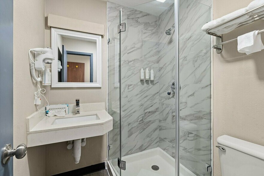 More Photos Of 1520 Candelaria Rd NE, Albuquerque Hotel For Sale