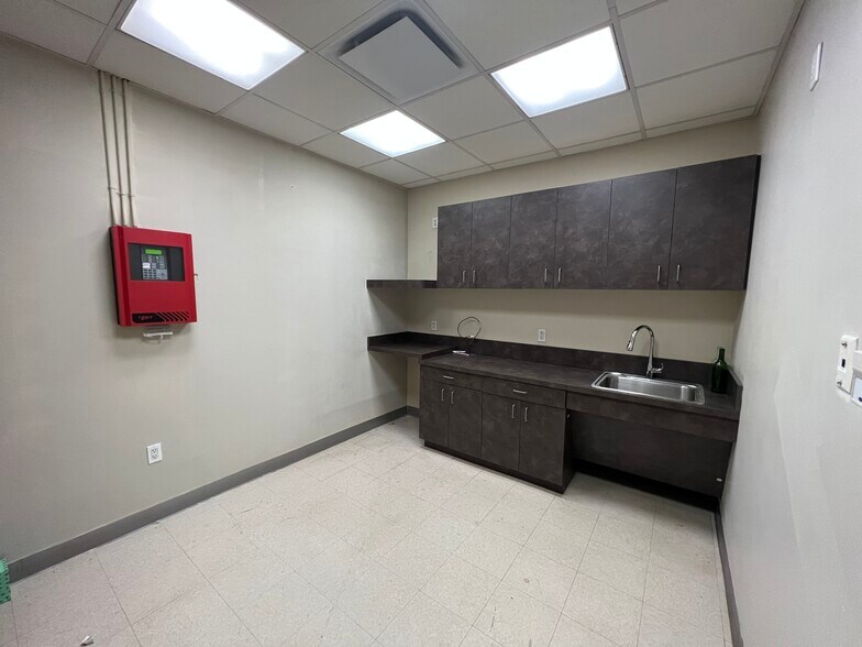 More Photos Of 435-437 Broadway, Bayonne Bank For Lease