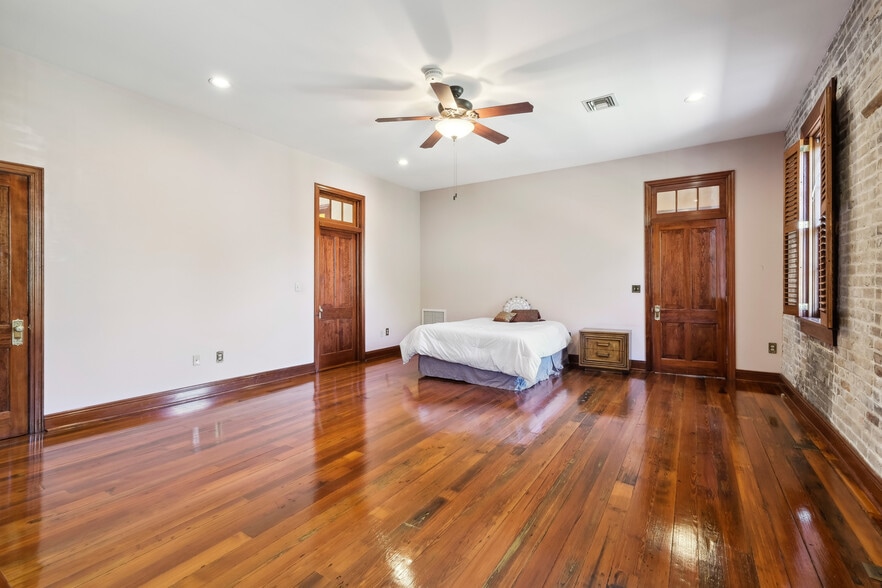 More Photos Of 920 - 926 Tchoupitoulas St, New Orleans Light Distribution For Sale