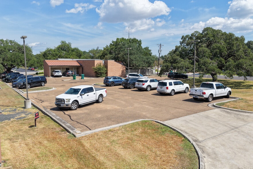 More Photos Of 2501 N Navarro St, Victoria Medical For Sale