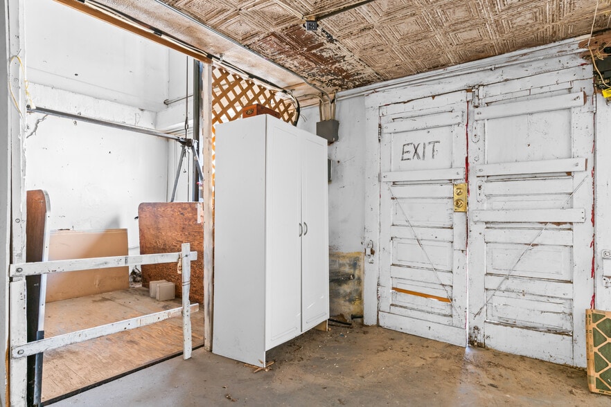 More Photos Of 207 E Elm St, Hillsboro Storefront Retail Residential For Sale