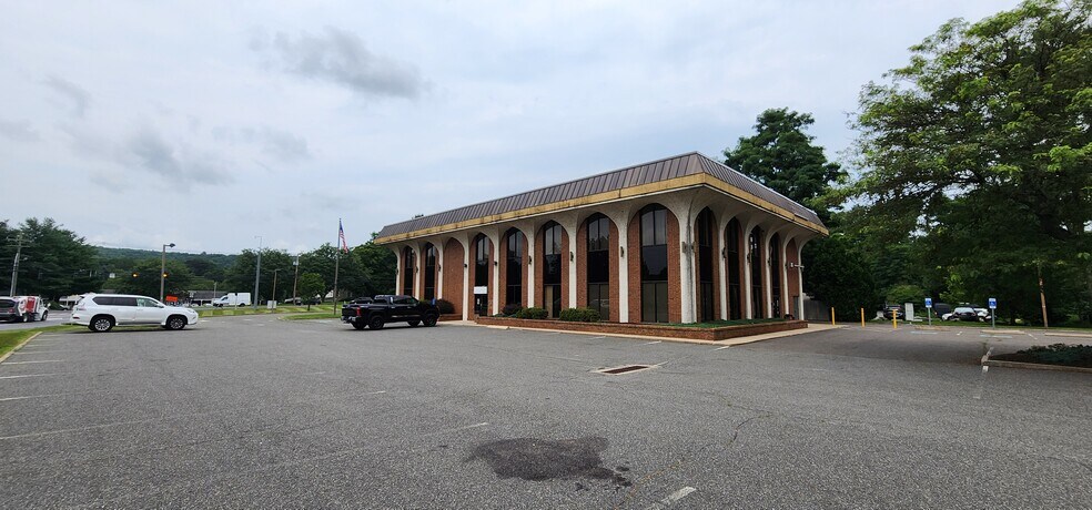 More Photos Of 1 Sherman Hill Rd, Woodbury Bank For Lease