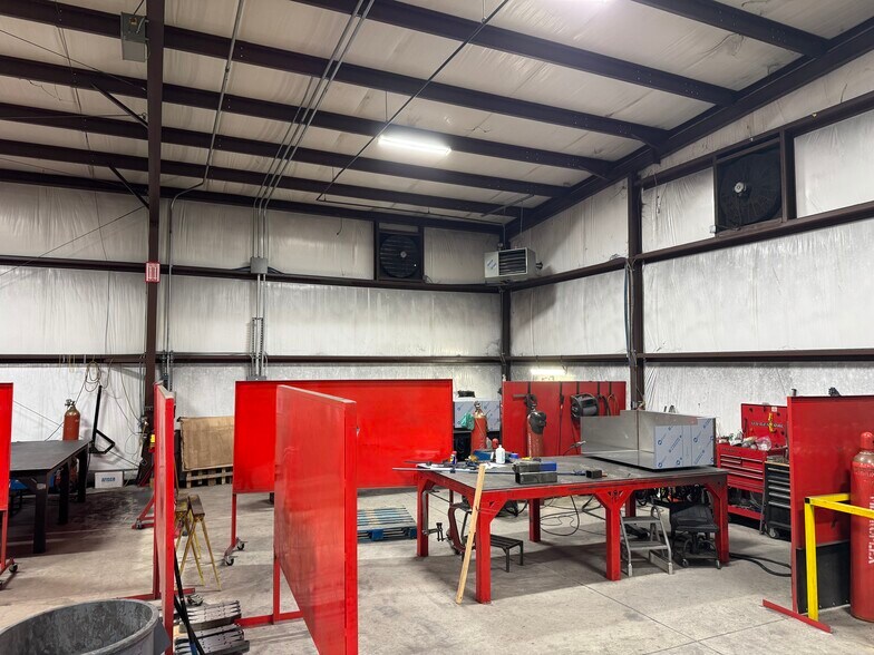 More Photos Of 124 Capital Ln, Rhome Manufacturing For Lease