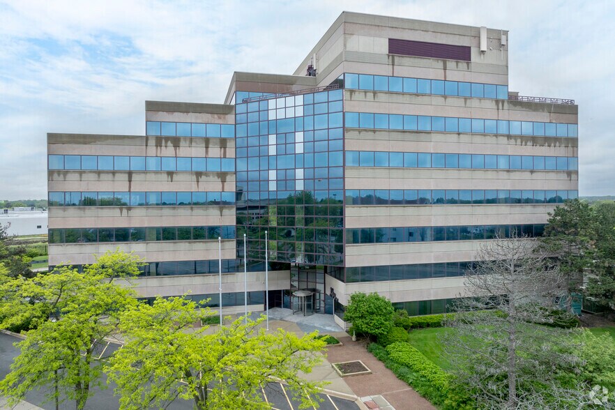 More Photos Of 1500 W Shure Dr, Arlington Heights Office For Sale