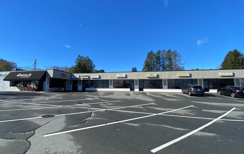 Primary Photo Of 880 E Main Rd, Portsmouth General Retail For Lease