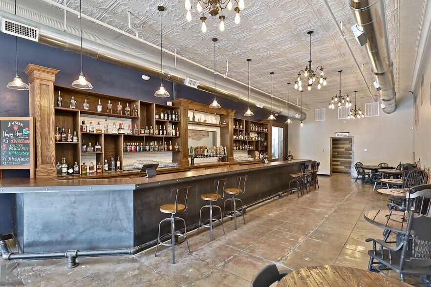 More Photos Of 382 Chestnut St, Abilene Bar For Sale