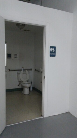 More Photos Of 4028-4030 NE 6th Ave, Oakland Park Warehouse For Lease