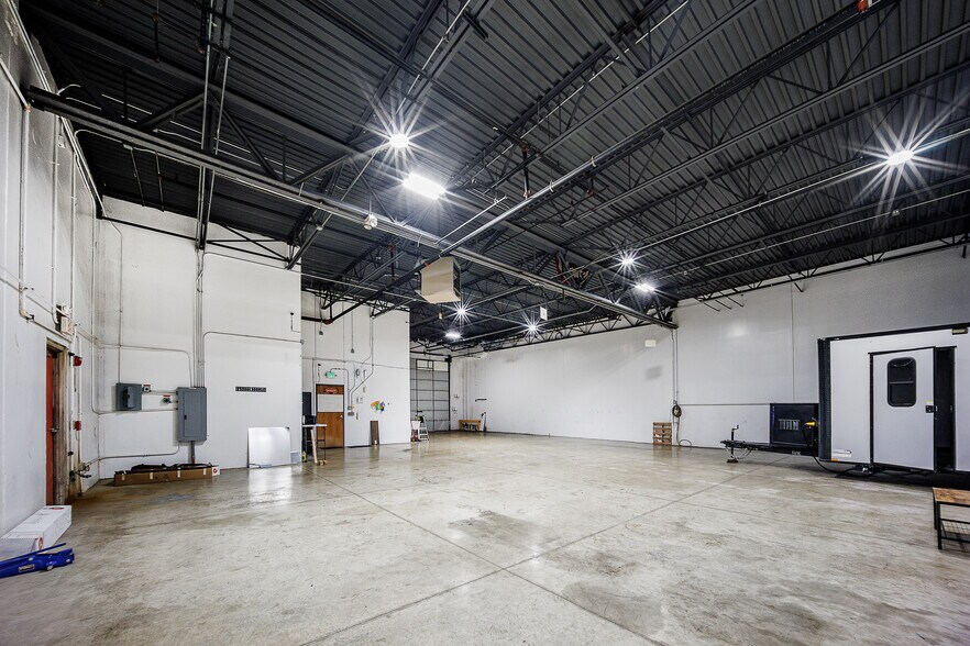 More Photos Of 1221 Commerce Dr, Crete Warehouse For Lease