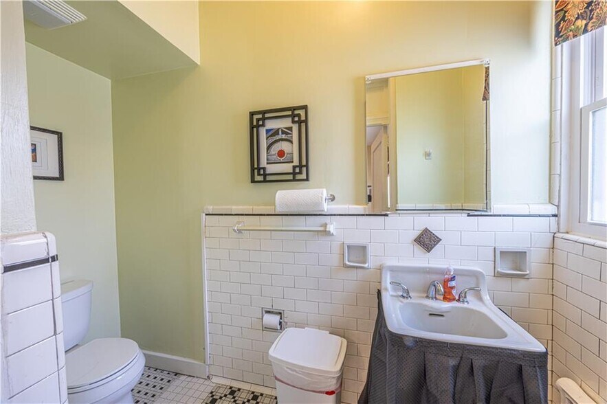 More Photos Of 121 Ridge Ave, Washington Funeral Home For Sale