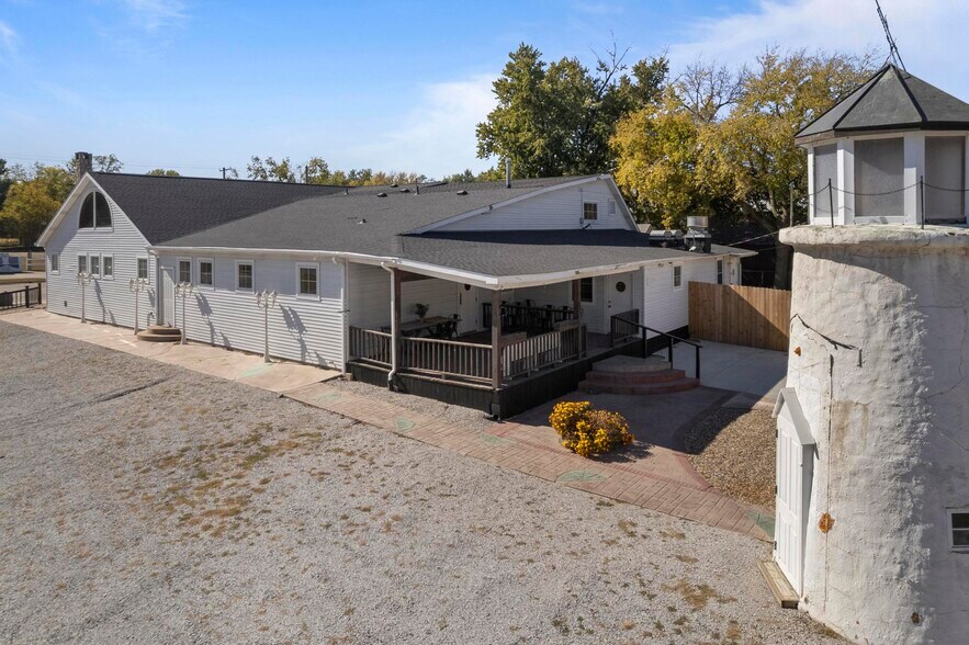 More Photos Of 109 E B St, Cedar Creek Freestanding For Sale