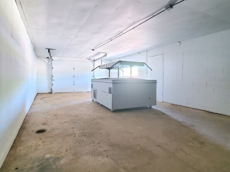 More Photos Of 2401 NW Vivion Rd, Riverside General Retail For Lease