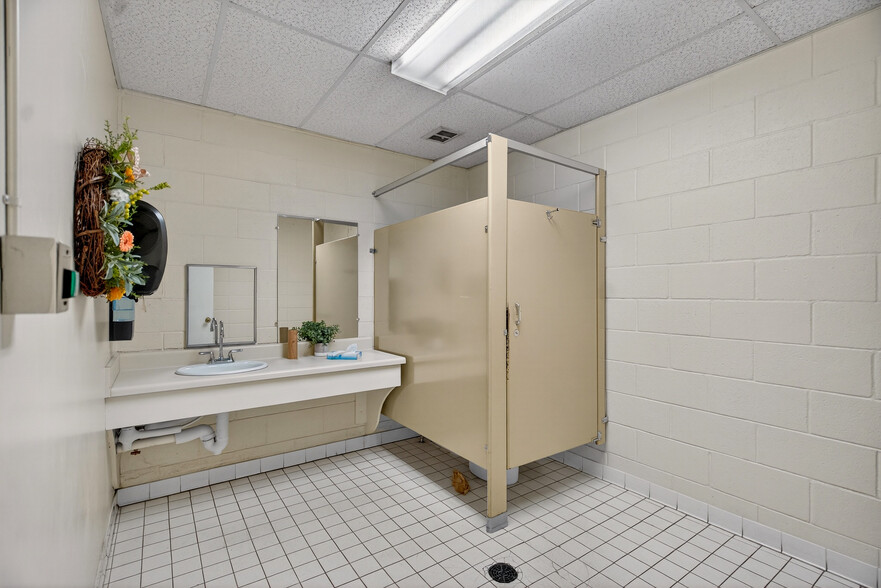 More Photos Of 316 N Lewis St, Lagrange Medical For Lease