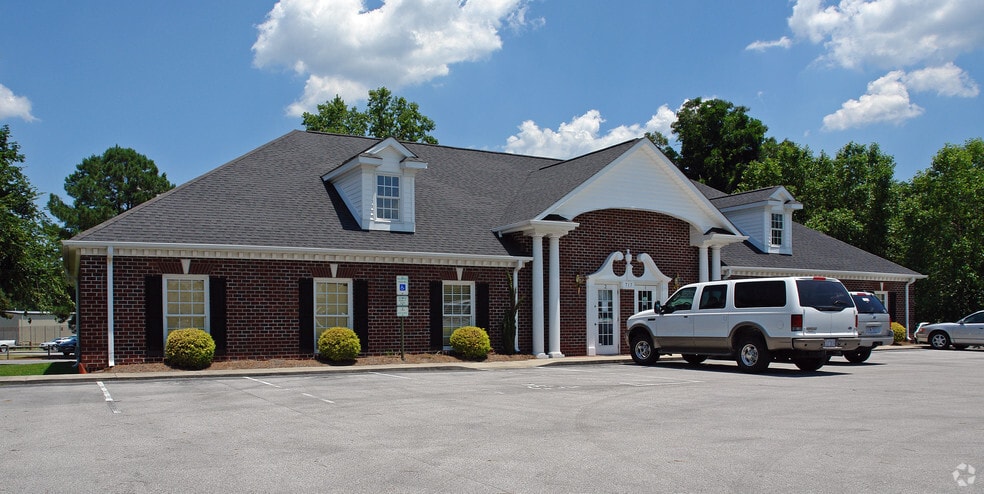 Primary Photo Of 717 Rosanne Dr, Kinston Medical For Lease
