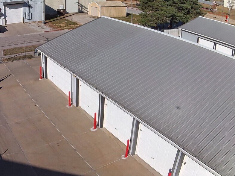 More Photos Of 10960 N 142nd St, Waverly Self Storage For Lease