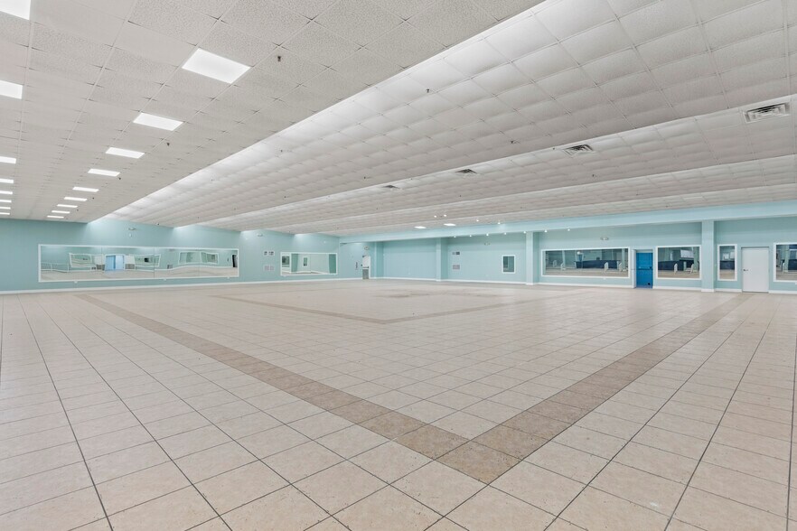 More Photos Of 5420 Hickory St, Panama City Office For Sale