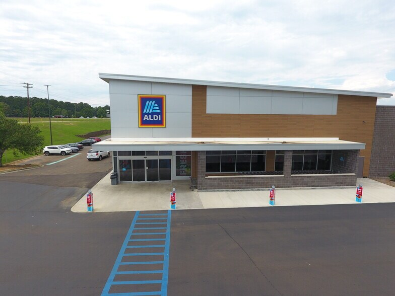 More Photos Of 1720-1722 Veterans Blvd, Mccomb Storefront For Sale