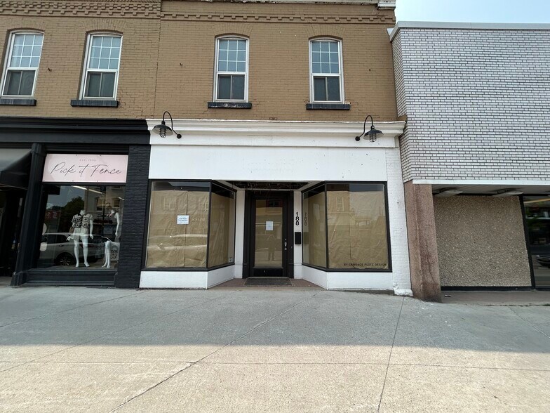 More Photos Of 188-190 Raglan St S, Renfrew Storefront Retail Office For Lease
