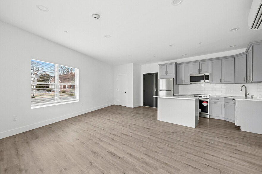 More Photos Of 533 Greenwich St, Hempstead Apartments For Sale
