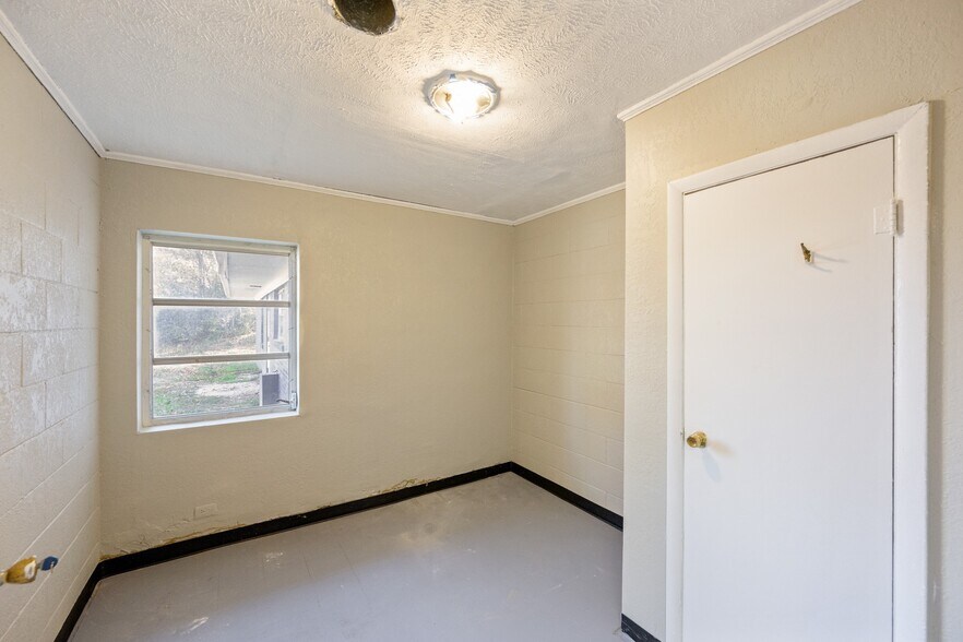 More Photos Of 105 Kentucky Ave S, Parsons Light Distribution For Sale