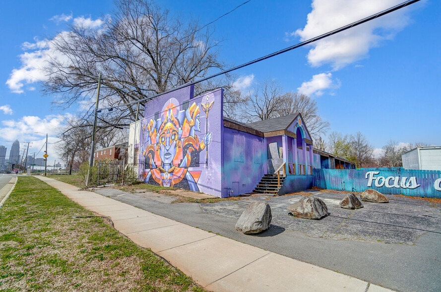 More Photos Of 1725 N Tryon St N, Charlotte Freestanding For Sale