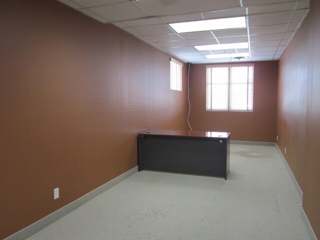More Photos Of 913 Manor Dr NE, Spring Lake Park Office For Lease