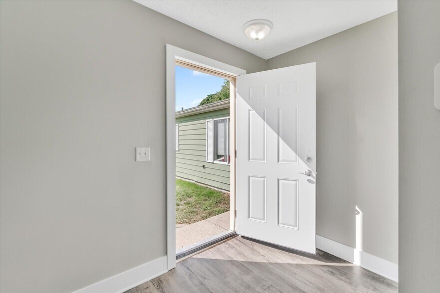 More Photos Of 946 Vincent Ct, Lansing Apartments For Sale