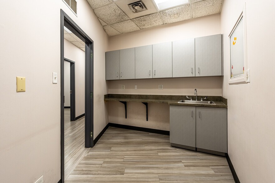 More Photos Of 4650 Southwest Hwy, Oak Lawn Medical For Sale