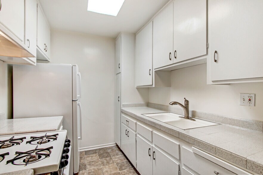 More Photos Of 3625 Mentone Ave, Los Angeles Apartments For Sale