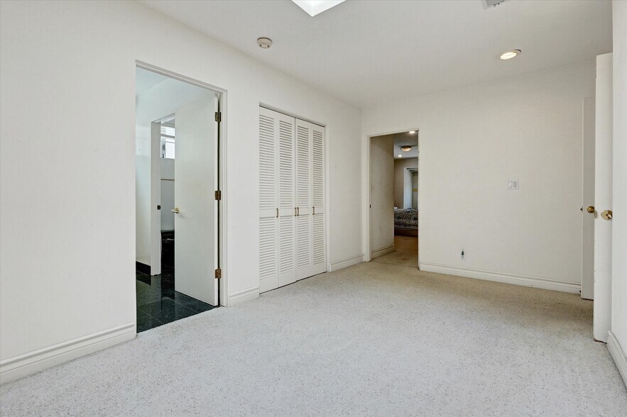 More Photos Of 4623 Hayvenhurst Ave, Encino Apartments For Sale