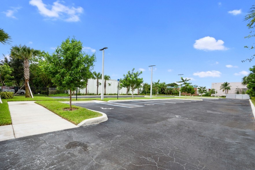 More Photos Of 1441 S Powerline Rd, Pompano Beach Auto Dealership For Lease