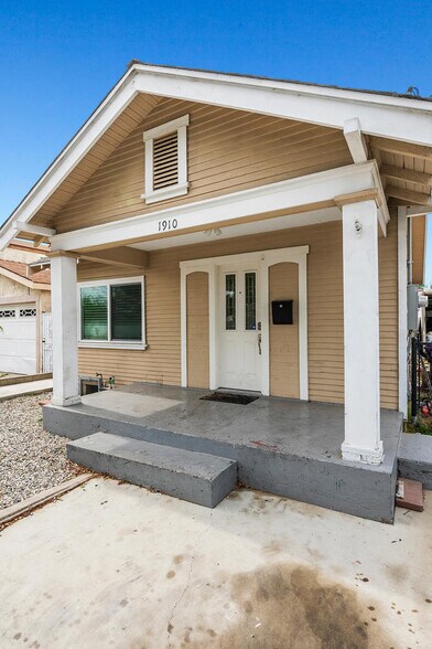 More Photos Of 1910 W Lincoln St, Long Beach Multifamily For Sale