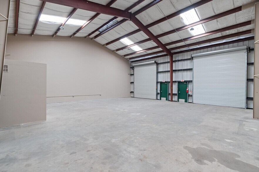 More Photos Of 743 Wesley Ave, Tarpon Springs Warehouse For Lease