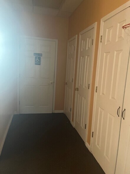 More Photos Of 4613 E R L Thornton Fwy, Dallas Office For Lease