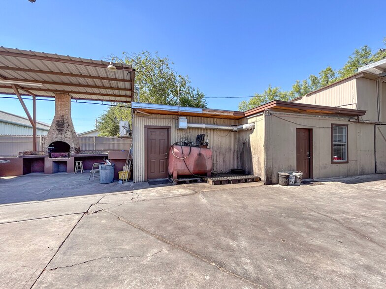 More Photos Of 1401 Guatemozin St, Laredo Warehouse For Sale
