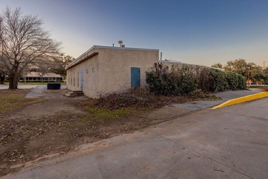 More Photos Of 2908 E Trinity Mills Rd, Carrollton Office For Lease