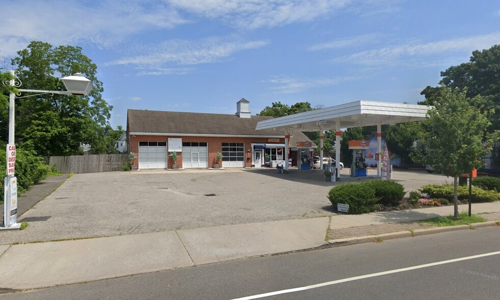Primary Photo Of 11 Station Rd, Bellport Village Showroom For Lease