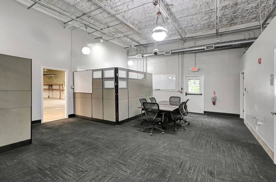 More Photos Of 450 94th Ave N, Saint Petersburg Freestanding For Lease