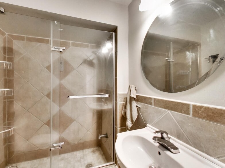 More Photos Of 443 Wentworth St N, Hamilton Storefront Retail Residential For Sale