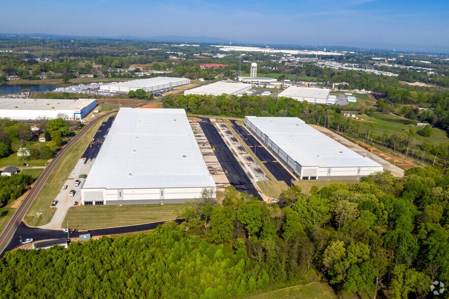 More Photos Of 423 Apple Valley Rd, Duncan Distribution For Lease