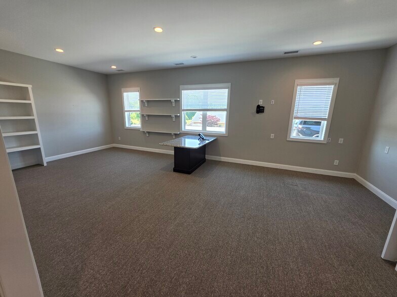 More Photos Of 196 Annette Dr, Benson Office For Sale