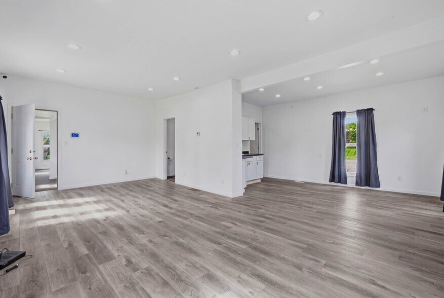 More Photos Of 307 E 23rd St S, Independence Office For Sale