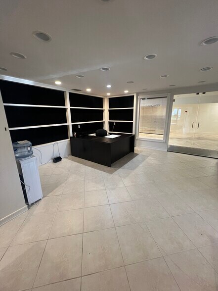 More Photos Of 3651-3663 Arnold Ave, Naples Light Manufacturing For Lease