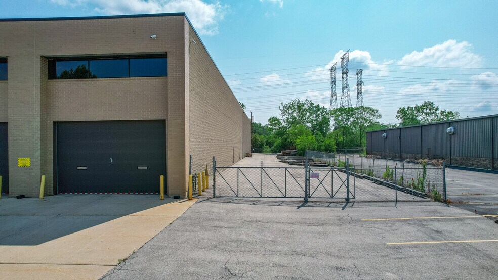 More Photos Of 385 Fenton Ln, West Chicago Manufacturing For Lease
