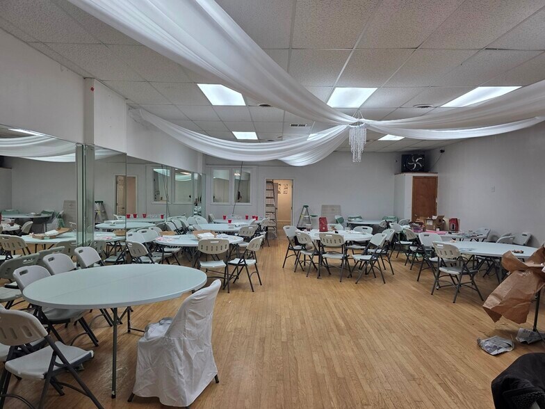 More Photos Of 3839-3841 N Kedzie Ave, Chicago Office For Sale